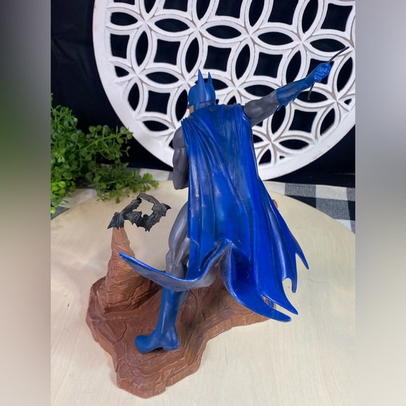 DC Gallery Diamond Select: Classic
Batman 80 Years Diorama - Gamestop Exclusive - Picture 10 of 12